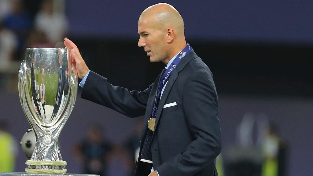 Zinedine Zidane pääsi koskettelemaan pyttyä.