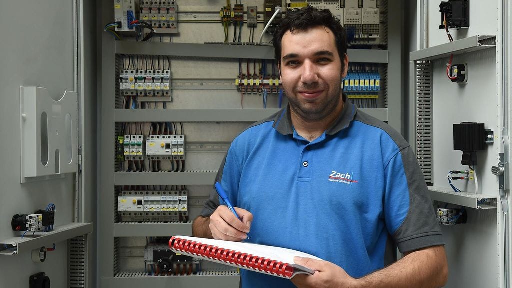 Työharjoittelussa sähköyhtiössä oleva Fuentes suunnittelee palaavansa jossain vaiheessa Espanjaan, sillä Saksa ei tunnu pysyvältä kodilta.