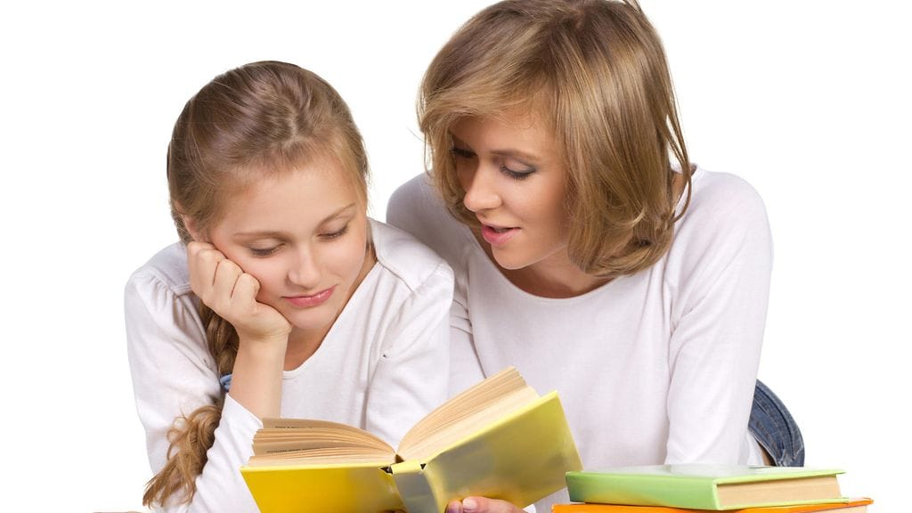 Iäkkäiden äitien lapset pärjäsivät paremmin kielitesteissä.