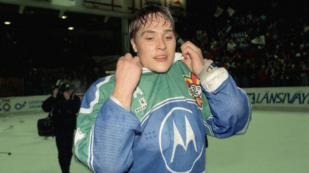 Teemu Selänne jokeripaidassa Suomen mestaruuden ratkettua 1992.