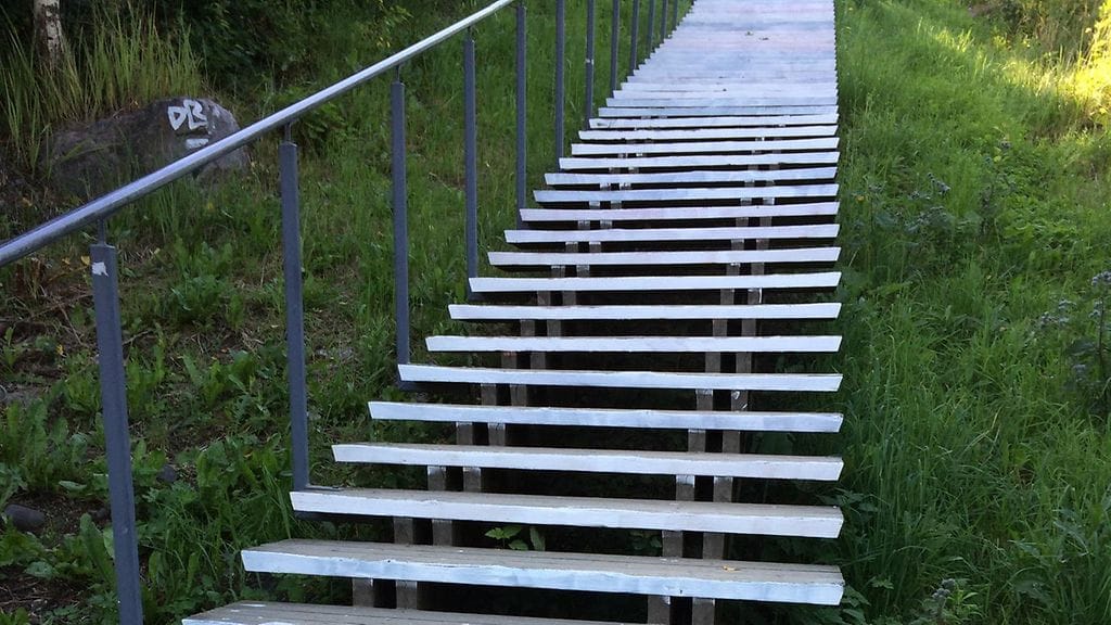 Valkoisen maalin alta kuultaa vielä taideteoksen värejä.