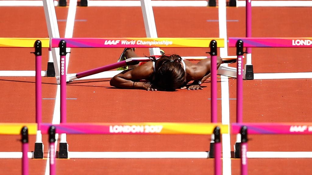 Deborah John koki kovia 100 metrin aitojen alkuerissä.
