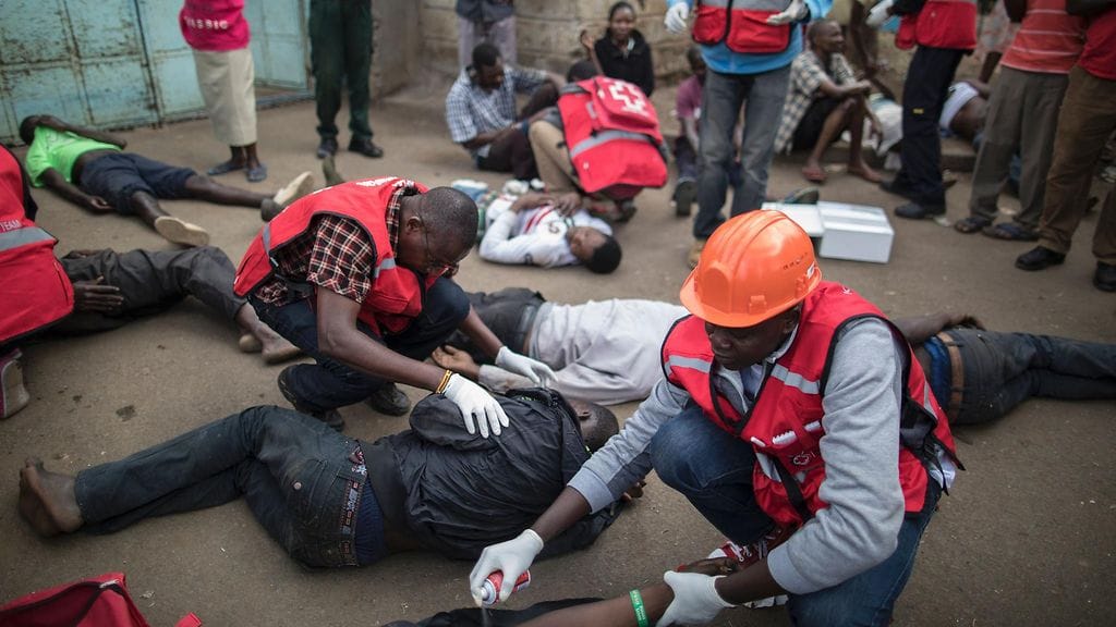 Ensiapuhenkilökunta hoitaa noin 15 ihmistä, joiden väitetään tulleen piestyksi poliisioperaation yhteydessä Nairobissa 12. elokuuta 2017.
