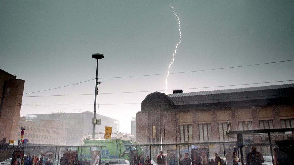 Pian ukkostaa. Kuva ukkoskuuron piiskaamasta Helsingin keskustasta elokuussa 2007.