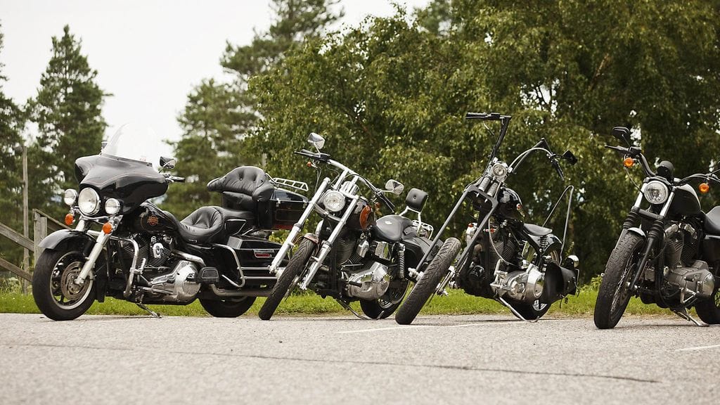 Moottoripyöriä hotelli Tallukan pihalla Asikkalan Vääksyssä lauantaina 12. elokuuta 2017. Kansainvälinen moottoripyöräkerho Outlaws MC kokoontuu viikonloppuna suurin joukoin Asikkalan Vääksyyn.