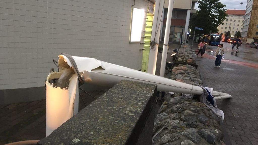 Myrsky kaatoi lippusalon Helsingin Kampissa.