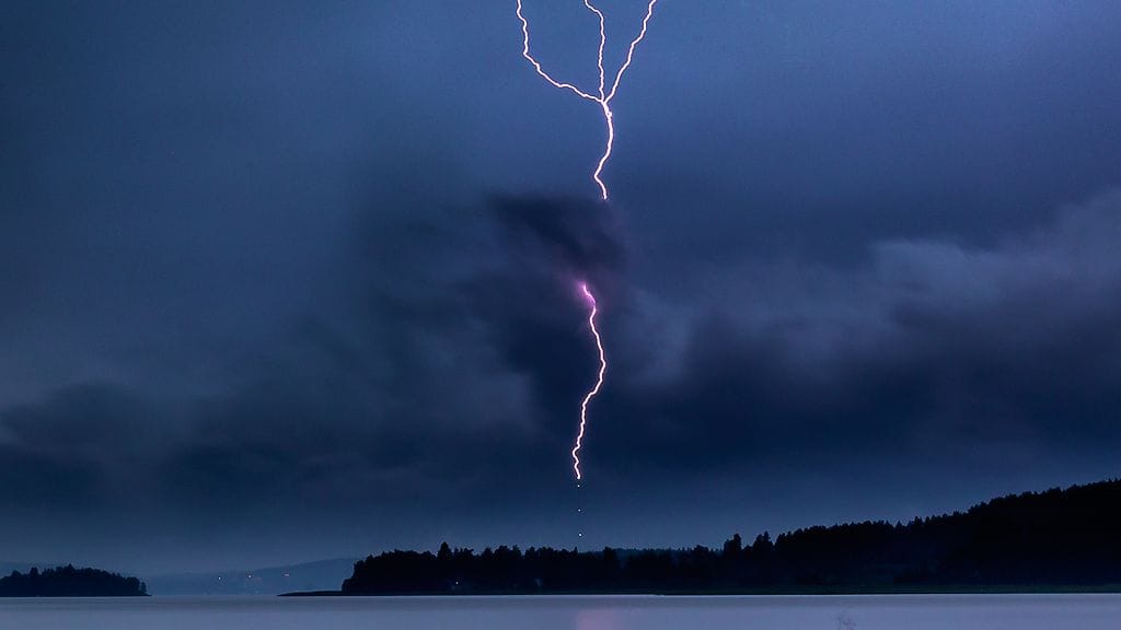 12.8.2017 illalla iski useampikin salama Tiirismaan mastoon. Kuvattu Hollolan Paimelanlahdella. Kuvaaja: Ossi Saarinen