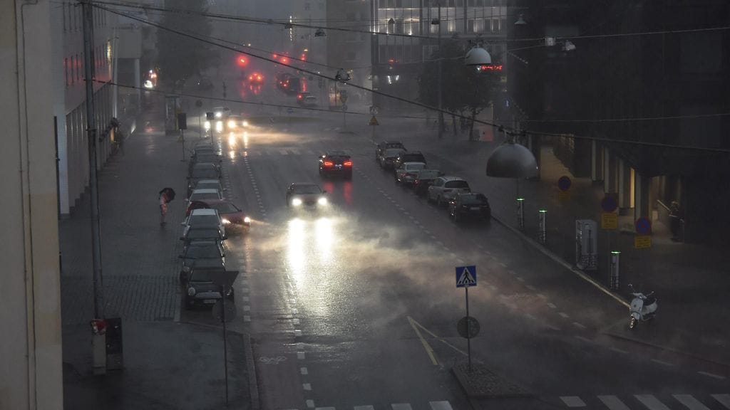 ankkasade piiskaa Runeberginkatua Helsingissä 12. elokuuta 2017. Ilmatieteen laitos varoitti lauantaina erittäin voimakkaista ukkospuuskista ja rajusta salamoinnista pääkaupunkiseudulla, Itä-Uudellamaalla sekä Suomenlahdella.
