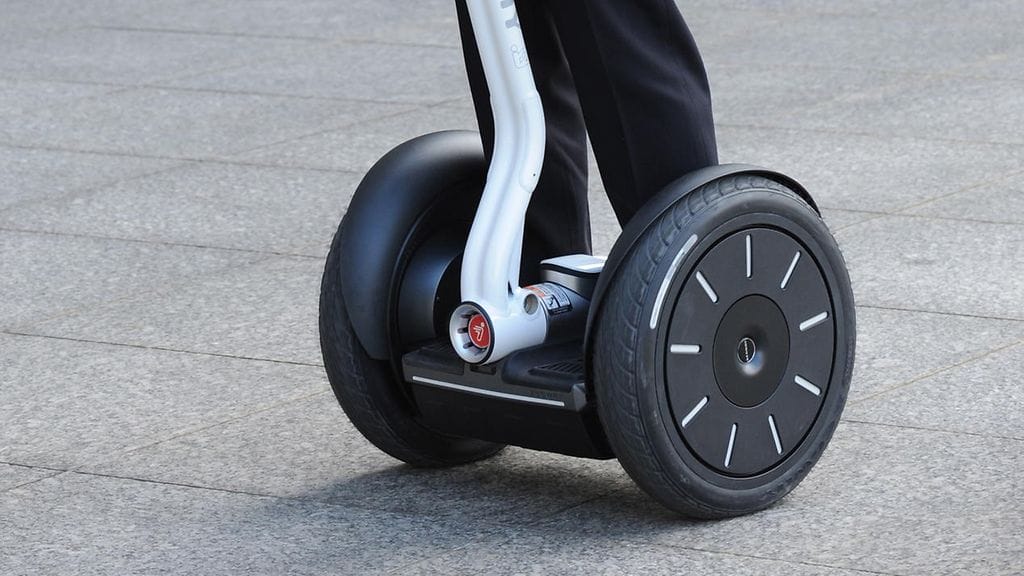 Segway on kaksipyöräinen motorisoitu henkilökuljetin.