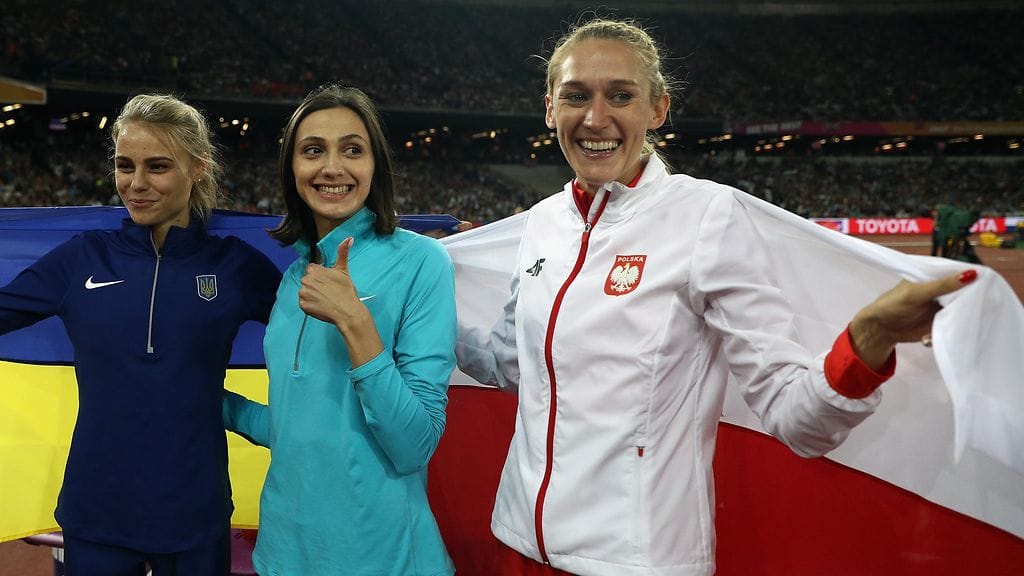 Mariya Lasitskene juhli MM-kultaansa ilman Venäjän maatunnuksia.