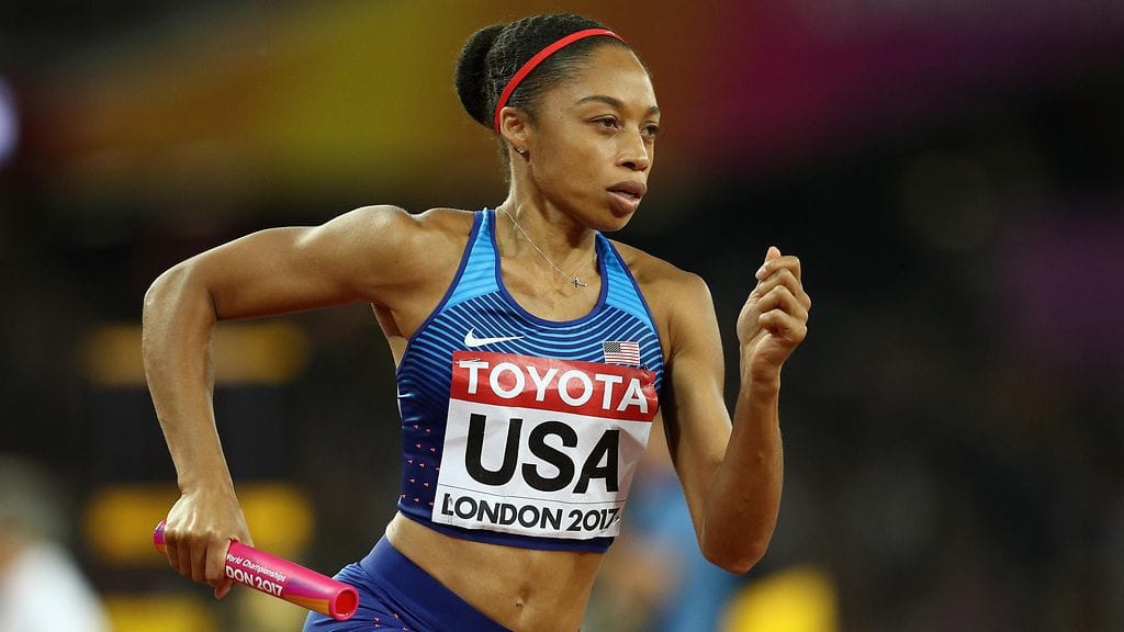 Allyson Felix vauhdissa 4 x 400 metrin viestissä sunnuntaina.