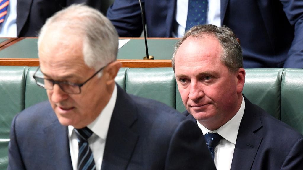 Australian varapääministeri Barnaby Joyce (oikealla) kuunteli pääministeri Malcolm Turnbullin puhetta maan parlamentissa tänään.