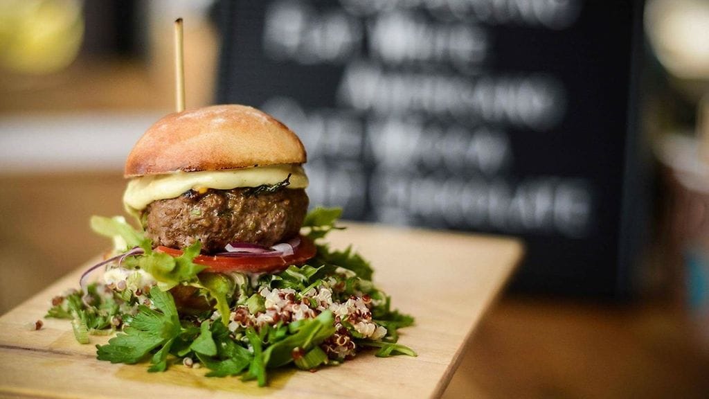 Bondai Bat Miniburgeri, Quinoasalaattia rakuunakastikkeella