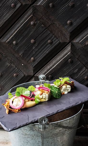 Wanha Laamanni Mesiangervolla maustettua kotijuustoa, pekaanipähkinää ja balsamicoa