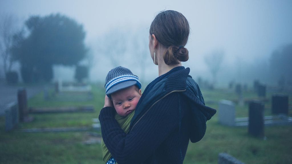 Vanhempien hyvästeleminen voi tuntua erityisen raskaalta, kun omat lapset ovat vielä pieniä. Kuvituskuva.