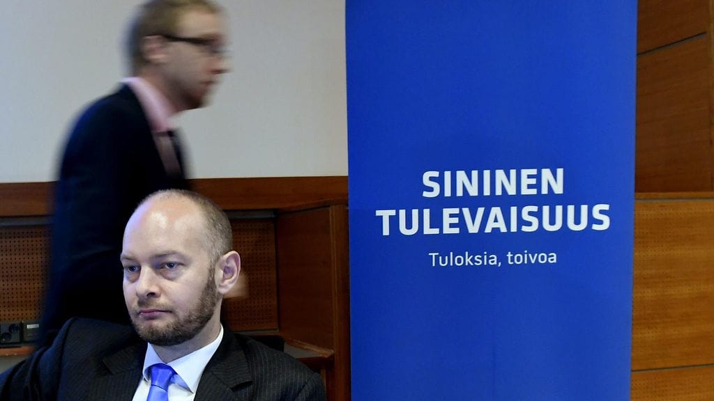 Eurooppa-, kulttuuri- ja urheiluministeri Sampo Terho Sinisen (ent. Uusi vaihtoehto) -eduskuntaryhmän kesäkokouksessa Espoossa 14. elokuuta 2017. Taustalla viilettää ryhmän puheenjohtaja Simon Elo.