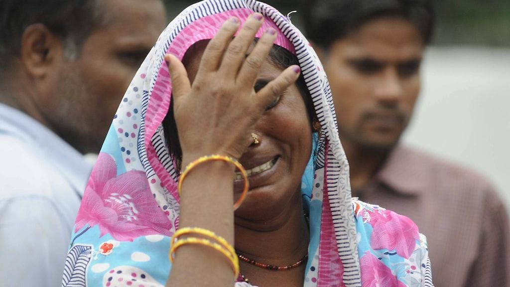 Nainen suree lapsensa menettämistä.