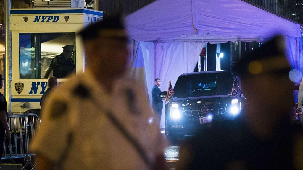 Trumpin saattue Trump Towerin edustalla 14. elokuuta 2017.