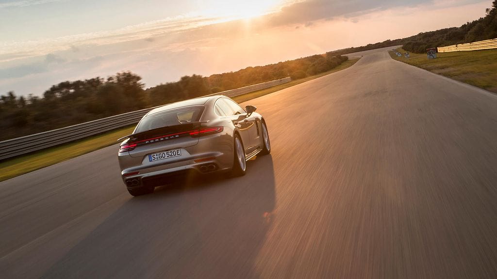 Porsche-kuskia voi häikäistä.