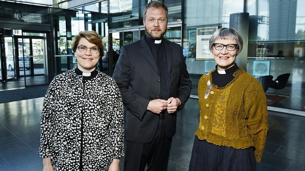 Piispaehdokkaat, Luterilaisen maailmanliiton apulaispääsihteeri Kaisamari Hintikka (vas.), Kallion seurakunnan kirkkoherra Teemu Laajasalo ja Helsingin yliopiston professori Jaana Hallamaa yhteiskuvassa ennen Helsingin piispanvaaliehdokkaiden paneelikeskustelua Sanomatalossa Helsingissä 14. elokuuta 2017.