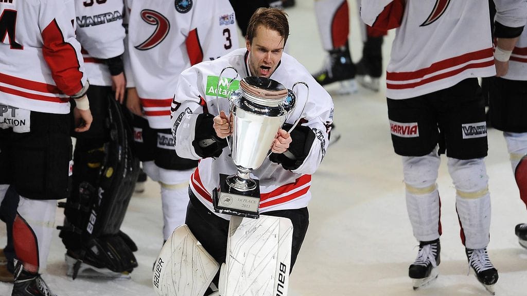 Tuomas Tarkki nostaa European Trophyn mestaruuskannua vuonna 2013.