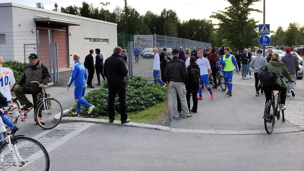 Yli 3600 katsojaa ja pelaajat evakuoitiin jalkapallostadionilta ja Raatinsaarelta pommiuhkauksen takia.