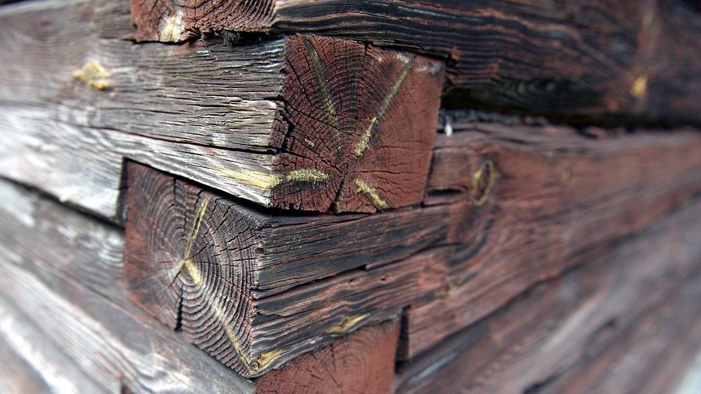 "Se, että asuminen kallistuu koko ajan, ei johdu mistään muusta kuin katteista. Jos rakennat talon kierrätysmateriaaleista, hirrestä ja savesta, niin niidenhän hinta ei juuri ole vuosien aikana muuttunut miksikään."