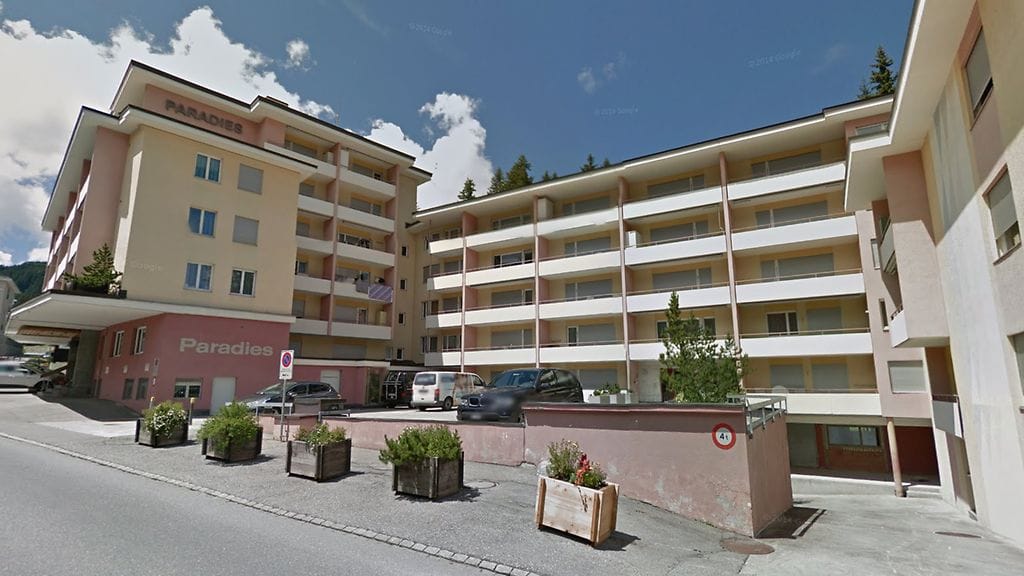 Sveitsin Alpeilla Arosan kylässä sijaitsevaa Paradies-huoneistohotellia syytetään antisemitismistä.