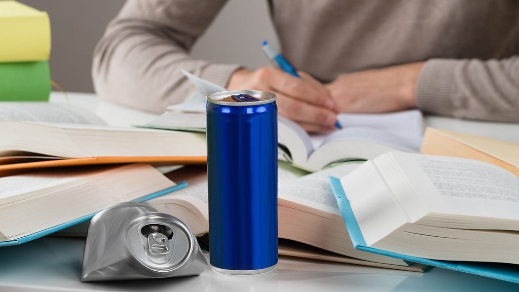 Osa kaupoista on asettanut energiajuomille ikärajan.