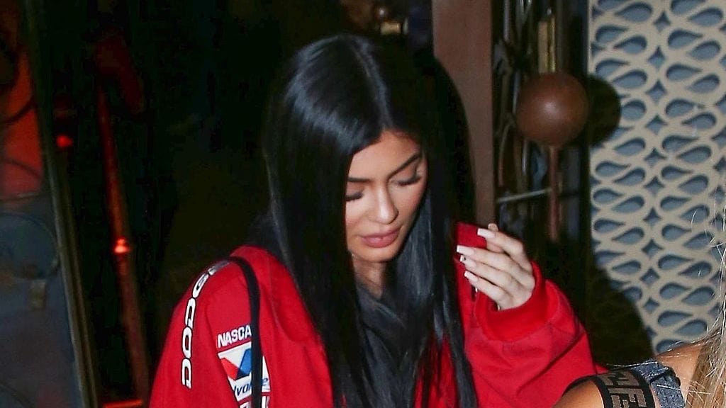 Kylie Jenner oli unohtanut ruskettaa myös kätensä.