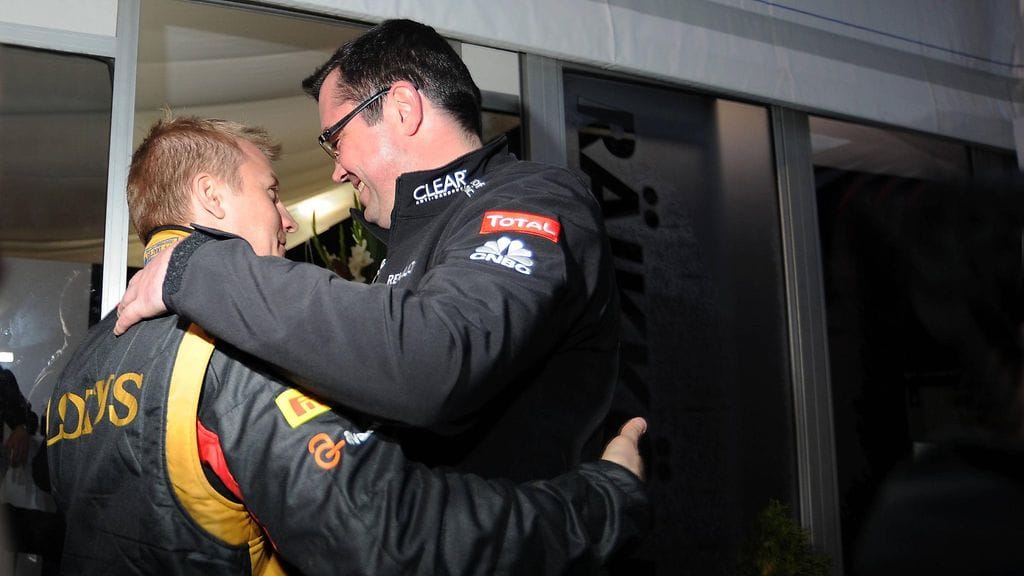 Eric Boullier onnitteli Kimi Räikköstä Australian GP:n voitosta maaliskuussa 2013.
