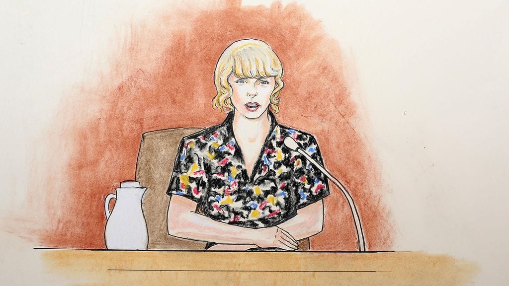 Taylor Swift saapui oikeussaliin paparazzeilta piilossa. Hänesta oikeussalissa tehty oikeussalipiirros julkaistiin.