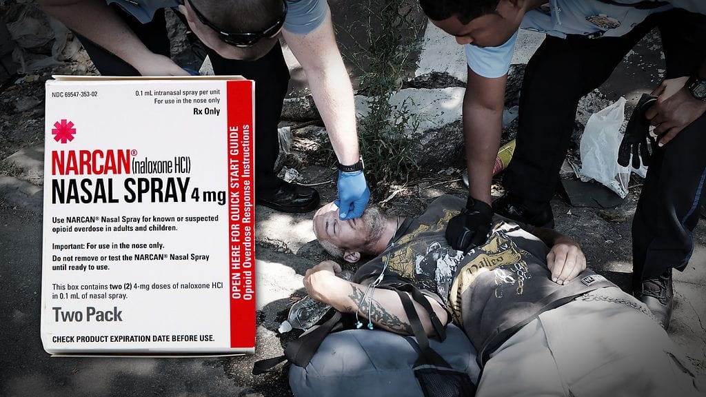 Poliisi käyttää Narcan-nimellä myytyä naloksonivalmistetta yrittäessään virvoittaa yliannostuksen saanutta käyttäjää Philadelphiassa Yhdysvaltain Pennsylvaniassa 21. heinäkuuta 2017.