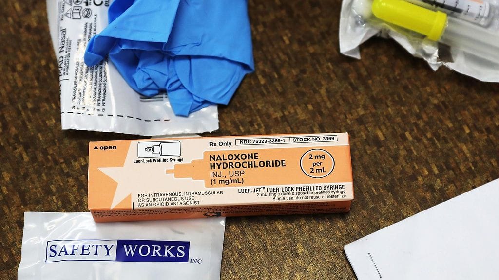 Pistämällä käytettävä naloksonivalmiste esiteltynä osana yliannostuksen saaneen "pelastuspakkausta" New Yorkissa Yhdysvalloissa. Ainetta on saatavilla myös nenäsumutteena.