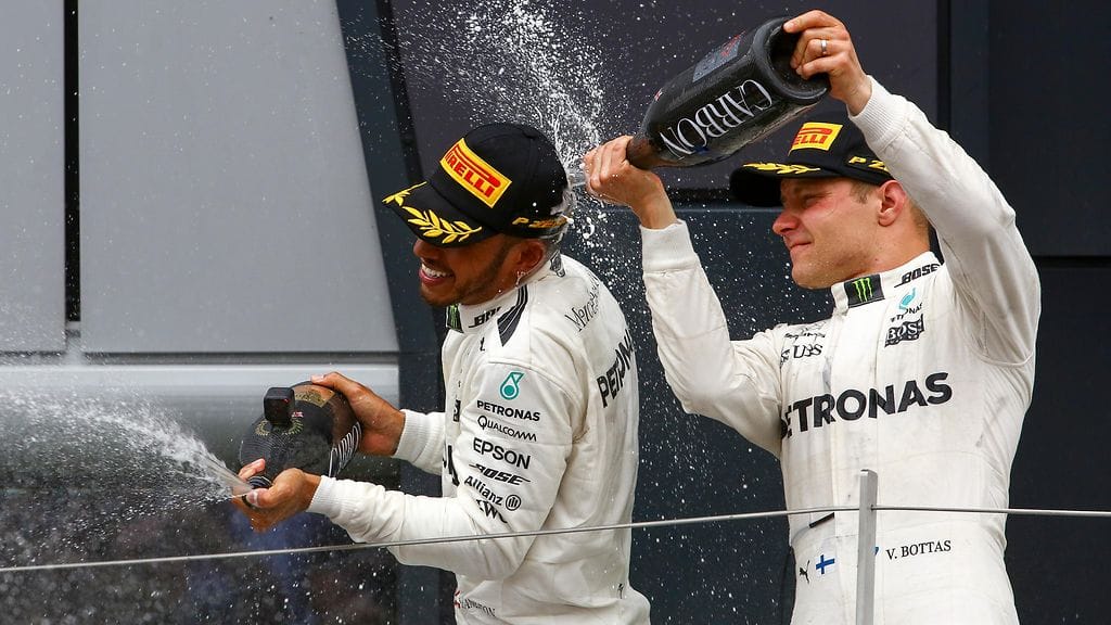 Valtteri Bottas (oik.) on päässyt suihkuttelemaan kuohujuomaa useaan otteeseen tällä kaudella. Seurana tallitoveri Lewis Hamilton.