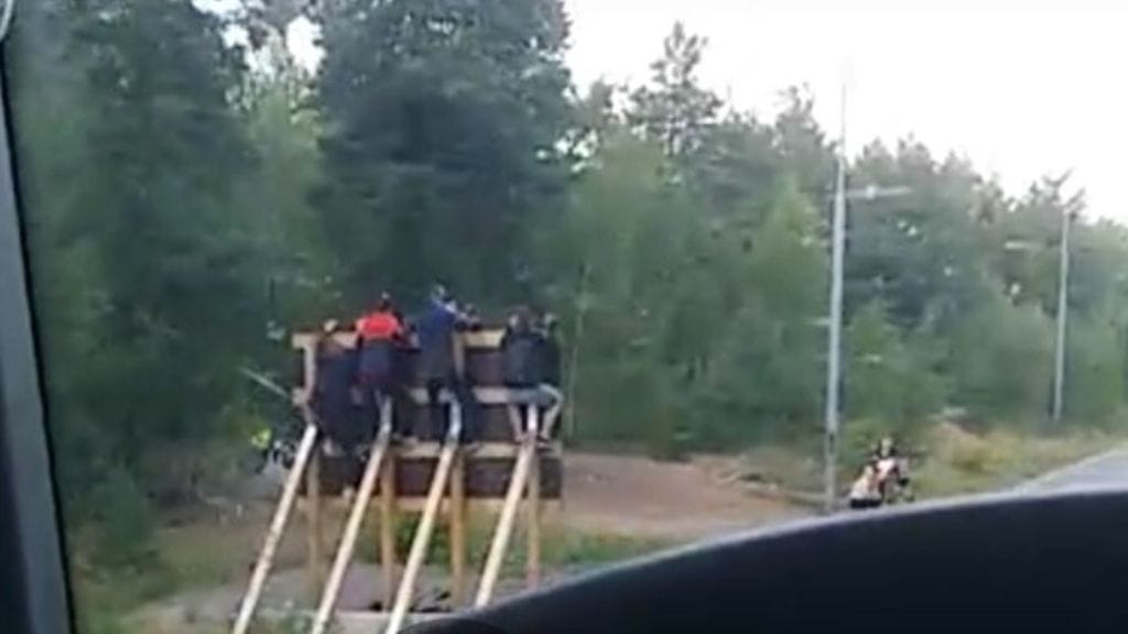 Poliisin mukaan lapset ja nuoret ajavan tiealueella varomattomasti, roikkuvan varoituskylteissä ja jopa makaavan tiellä.