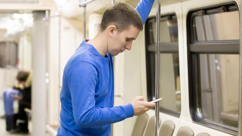 Kännykän näprääjillä on usein etukumara asento, mikä aiheuttaa hankaluuksia.