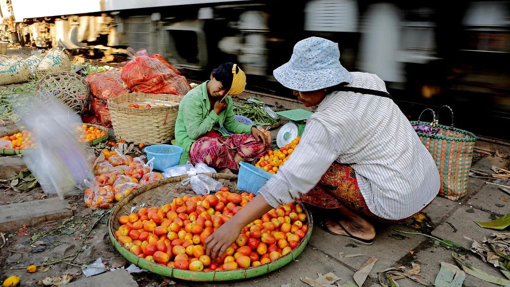 Kuvituskuva. Vihannesten myyntiä Yangonissa Myanmarissa.