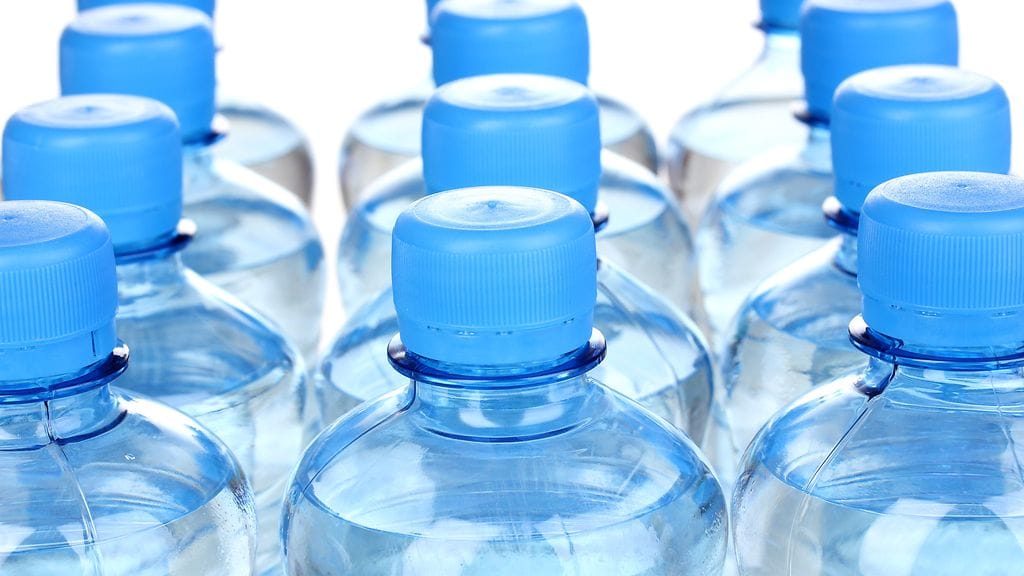 Joissakin vesi- ja virvoitusjuomapulloissa neuvotaan säilyttämään pullot pystyasennossa.