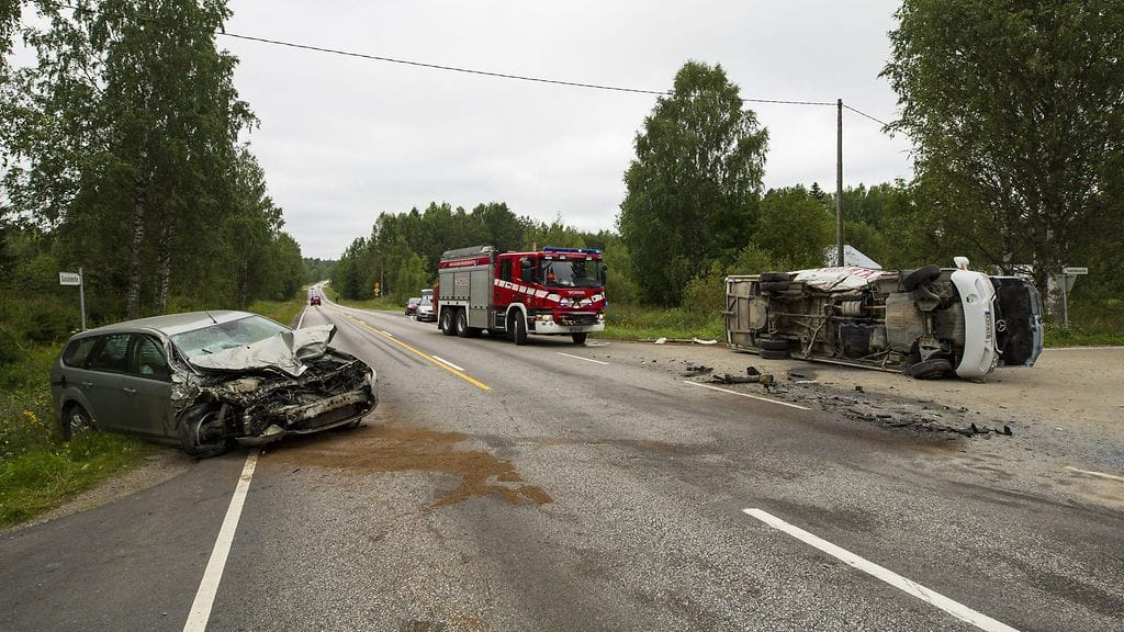 Keulasta ryttääntynyt henkiauto ja kyljellään oleva linja-auto onnettomuuspaikalla, missä henkilöauto ja koulubussi ajoivat kylkikolarin aamulla kello kahdeksan aikaan.