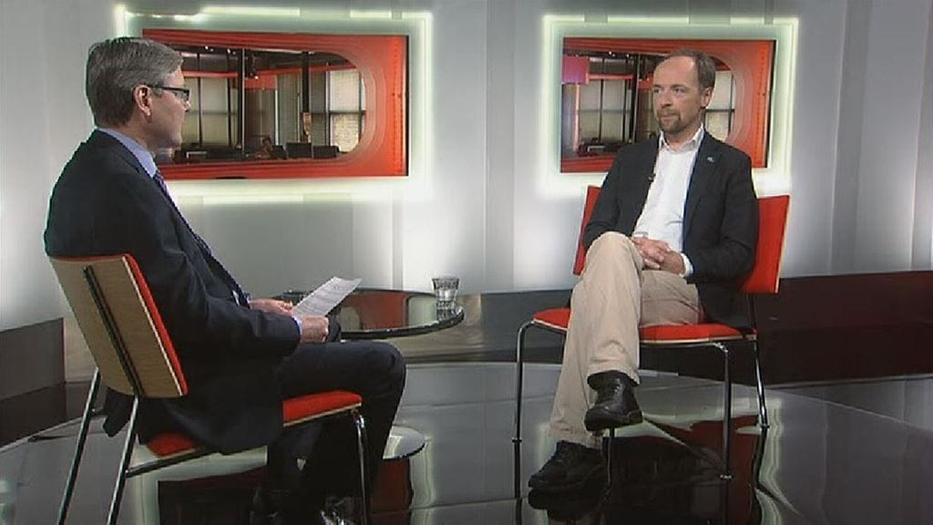 – On itsestään selvää, että riski on olemassa kaiken aikaa ja matemaattisella todennäköisyydellä jossain kohdassa kosahtaa myös Suomessa, Halla-aho sanoo MTV:n Uutisextran haastattelussa.