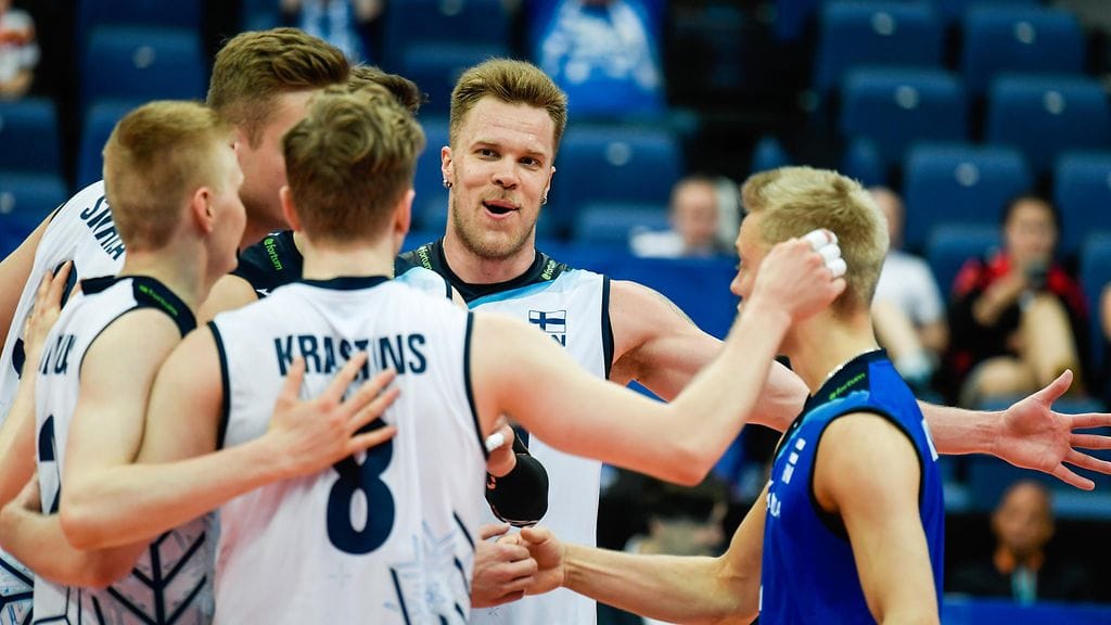 Lentopallomaajoukkueen pelaajia kesäkuun Slovakia-ottelussa.