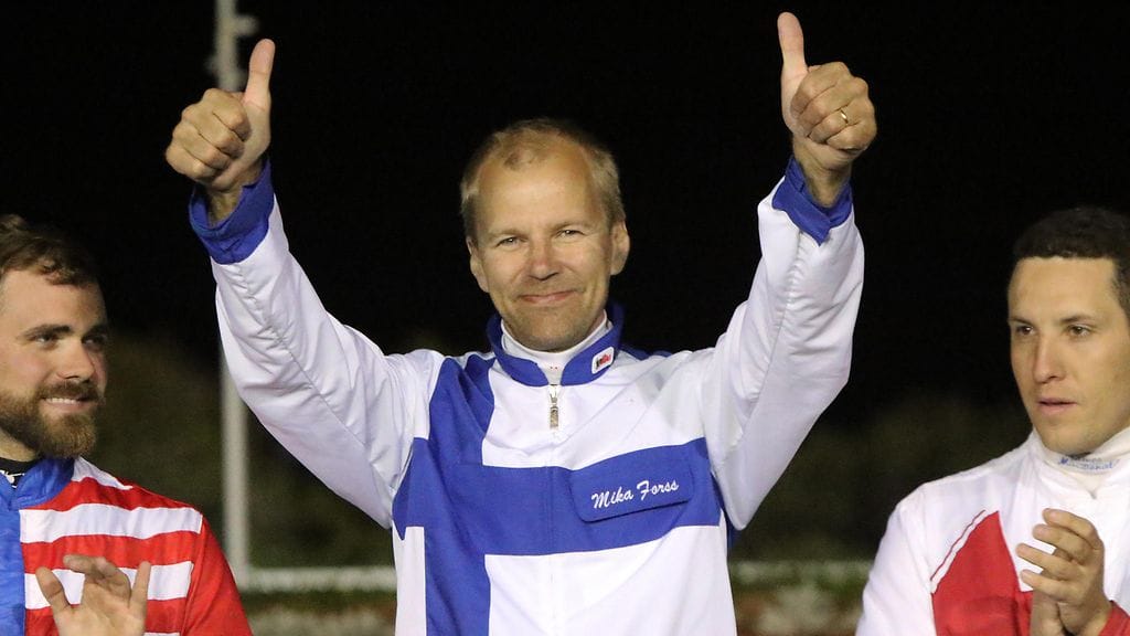 Mika Forss tuuletti tyytyväisenä toista sijaansa raviohjastajien MM-kilpailussa.