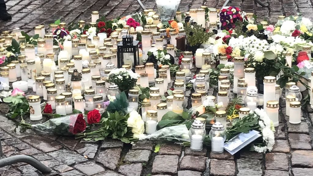 Turussa Kauppatorille on tuotu lukuisia kynttilöitä puukotuksen uhrien muistoksi.
