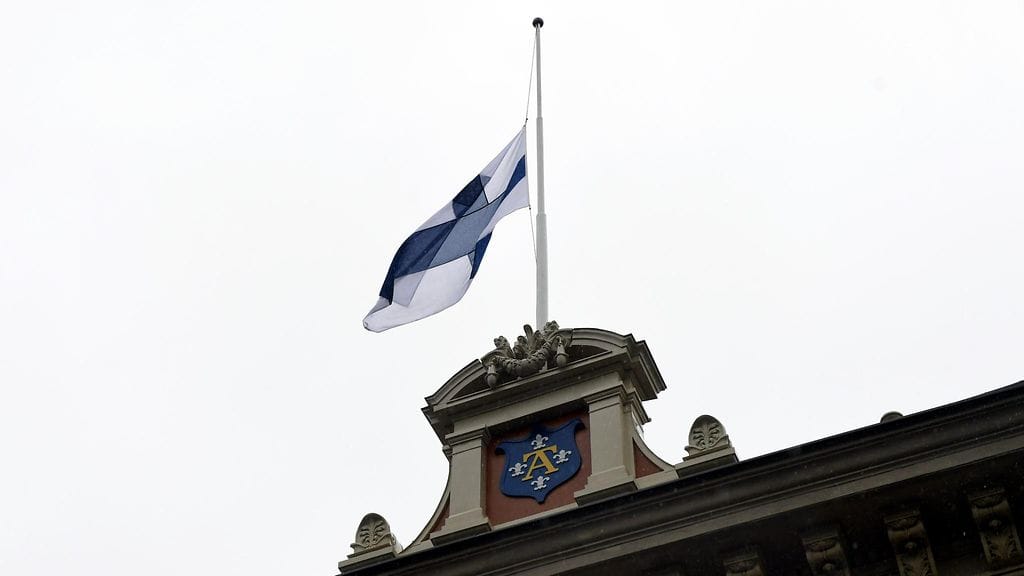 Suruliputus Turun kaupungintalolla eilisen puukotuksen johdosta.