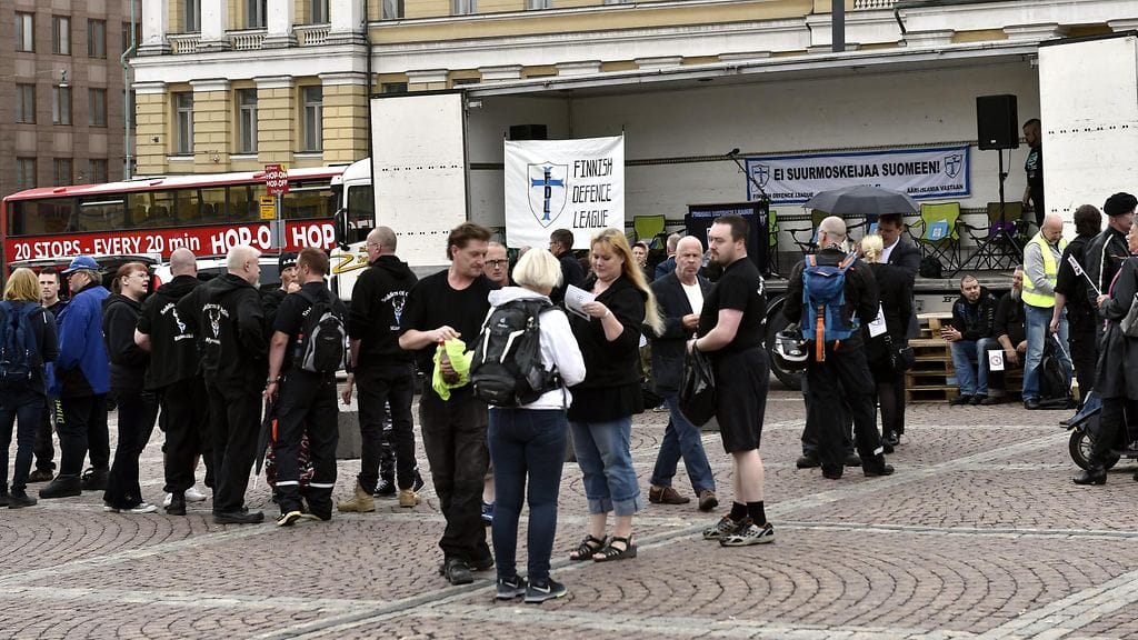 Finnish Defence League -liikkeen Ei islamismille mielenosoitus on käynnissä Helsingin Senaatintorilla.