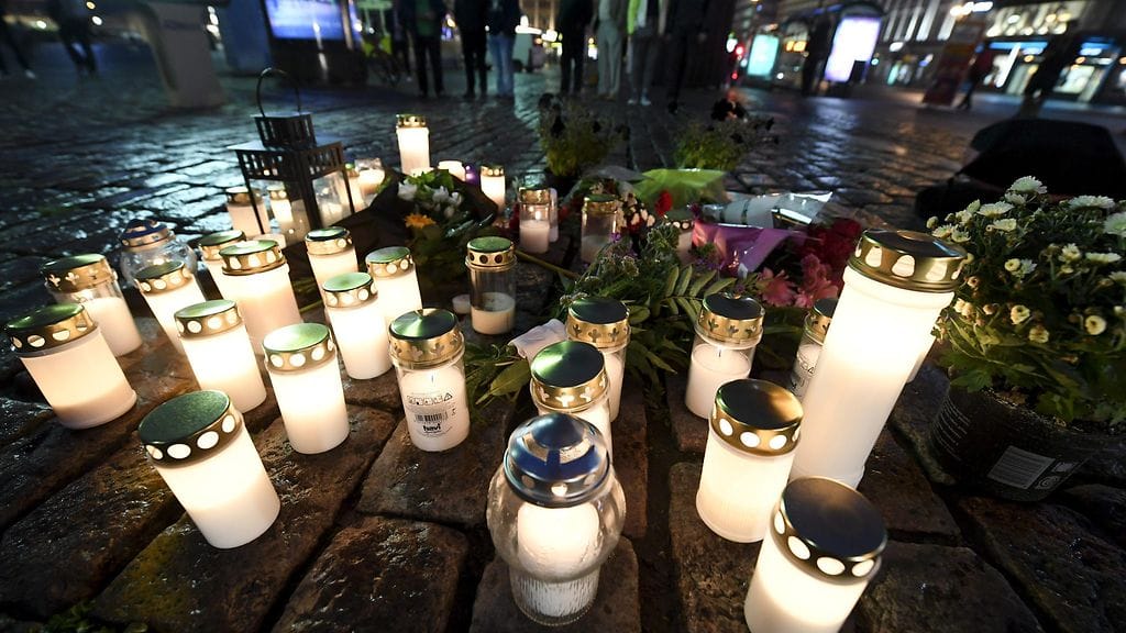 Muistokynttilöitä Turun puukotusten uhrien muistoksi Turun Kauppatorilla.