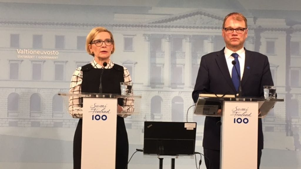 Hallituksen tiedotustilaisuuteen osallistui sisäministeri Paula Risikon lisäksi pääministeri Juha Sipilä.