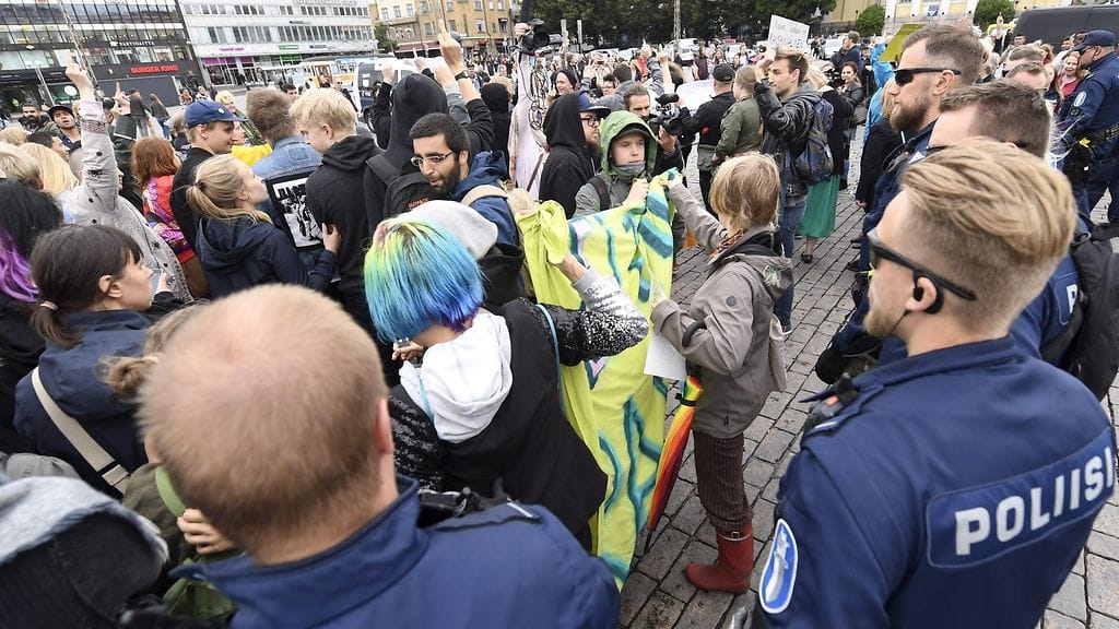 Kuva Turussa järjestetystä Suomi ensin -mielenosoituksesta.