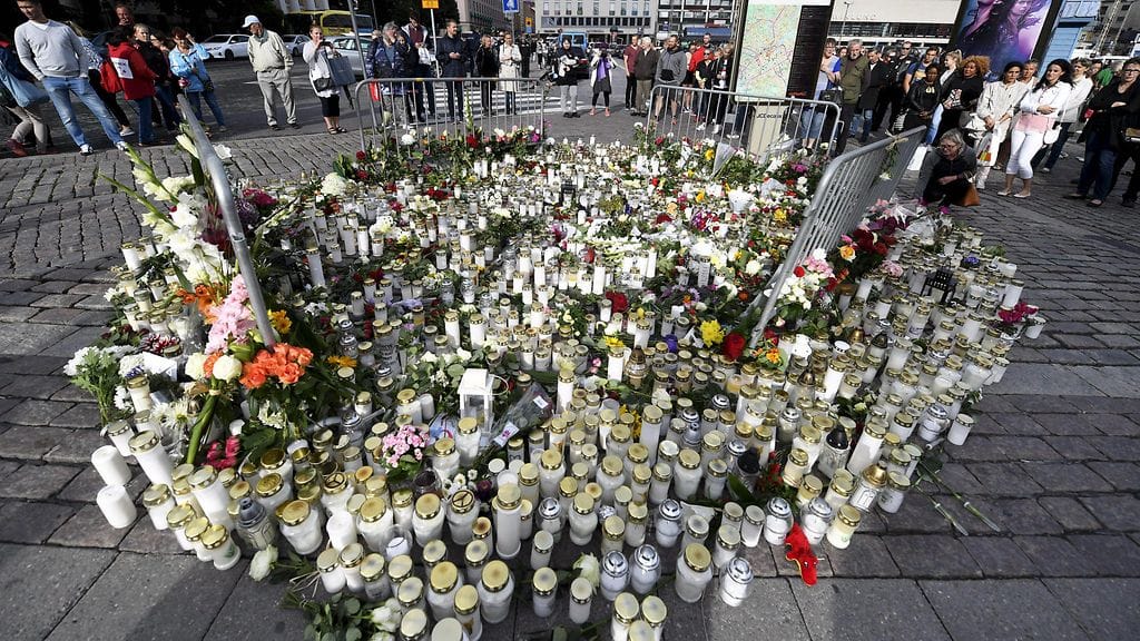 Tapahtumapaikalle jätettyjä kynttiöitä ja kukkia.